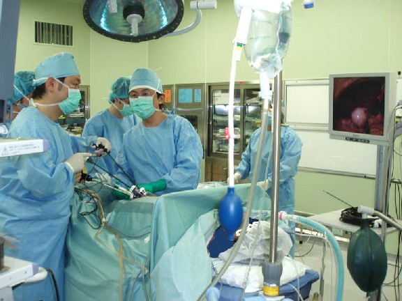 当院施術室での腹腔鏡手術